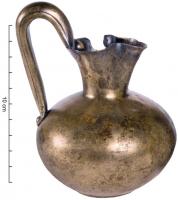 CRU-2009 - Cruche
bronze
Cruche martelée d'un seul tenant, col évasé à bec tréflé sur une panse subsphérique ; anse surélevée formée de deux tôles serties, rivetée sur la panse et sur le col.