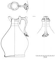 CRU-4008 - Cruche piriforme à col coulé et bec ouvert, Eggers 128
bronze
Cruche piriforme, en tôle ('Blechkanne'), la panse évasée vers le bas reposant généralement sur un fond annulaire, obtenu par martelage. L'anse est coulée en même temps que le col, à bec verseur oblique et ouvert (non tubulaire), et comprend un couvercle de même forme, à poucier riveté.
