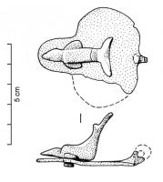 CRU-4009 - Cruche piriforme à col coulé et bec tréflé
bronze
Cruche piriforme, en tôle ('Blechkanne'), la panse évasée vers le bas reposant généralement sur un fond annulaire, obtenu par martelage. L'anse est coulée en même temps que le col, à bec verseur piriforme, et comprend un couvercle piriforme sur lequel est riveté un poucier en forme de dauphin, à queue relevée.