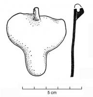 CRU-4029 - Cruche piriforme à col coulé et bec tréflé
bronze
TPQ : 100 - TAQ : 300
Cruche piriforme, à bec trilobé ; anse coulée avec une charnière pour l'articulation du couvercle trilobé, qui ne comporte aucun poucier (coulé ou riveté) ni décor.