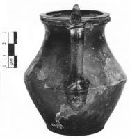 CRU-4053 - Cruche de type Tassinari B.2300
bronze
Cruche en tôle de bronze, panse bitronconique et épaule marquée, avec une partie inférieure plus haute que la partie supérieure); large col terminé par une lèvre aplatie sur le dessus. Anse coulée à attache figurative, poucier en forme d'ergot foliacé.