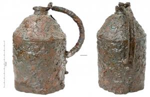 CRU-4059 - Cruche à corps cylindrique
fer
Forme fermée constituée d'une panse cylindrique, à fond plat ou bombé, souvent  posé sur trois pieds également en fer, épaule anguleuse rectiligne (plus rarement en escaliers), prolongée par un col étroit; anse rapportée, souvent à section en U.