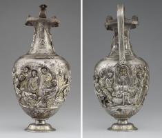 CRU-4121 - Oenochoé à reliefs et bec tréflé
argent
Cruche à profil sinusoïdal, en plusieurs parties assemblées : sur un pied étroit et mouluré, panse ovoïde, à reliefs, épaule marquée et col rétérci, bec tréflé et anse surélevée.