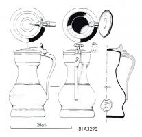 CRU-8001 - Pichet à couvercle articuléétainTPQ : 1500 - TAQ : 1550Pichet à panse piriforme, posée sur une base tronconique; col cylindrique légèrement resserré, bord élargi, embouchure circulaire; l'anse sinusoïdale se termine par une charnière articulant un couvercle circulaire, manipulé grâce à un poucier à deux globules.