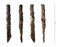 CSB-4005 - Petit bédane
fer
Petit ciseau de type bédane, à tête circulaire martelée (percussion directe avec un maillet), corps de section rectangulaire plus épais que large, terminé en tranchant à biseau unique