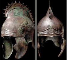 CSQ-3019 - Casque de type phrygo-chalcidien
bronze
Casque en forme de bonnet phrygien (cimier métallique par-dessus), avec des reliefs en accolade sur le front et des paragnathides allongées.