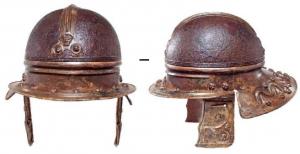 CSQ-3027 - Casque de type celtique oriental
fer, bronze
Casque bimétallique : un timbre en fer est fixé par sertissage sur une bande de bronze formant le bord inférieur du casque, le rendort et le couvre-nuque. Des paragnathides articulées, à décor zoomorphe repoussé, sont ajoutées sur les côtés, et le timbre est également renforcé par une bande axiale comportant vers l'avant une applique céphalomorphe.