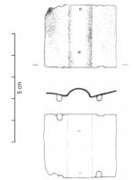 CSQ-4023 - Applique de casque
bronze
Plaque rivetée de section en oméga. Elle se place sur le sommet du casque et permet la fixation du cimier.