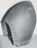CSQ-9007 - Bacinet ou bassinet
fer
Casque ogival sans visière mais avec rivets pour la fixation d'un camail de mailles.