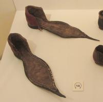 CSS-7002 - Chaussure à la poulaine
cuir
Chaussure caractérisée par une pointe relevée et très effilée, dépassant les orteils.