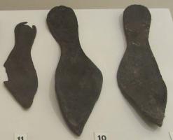 CSS-7003 - Semelle de chaussure
cuir
Semelle de cuir dont l'extrémité forme une pointe anguleuse au-delà des orteils.