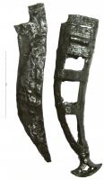 CTL-3002 - Coutelas de type Introbio
fer
Arme constituée d'une lame courbe, effilée à la pointe, placée dans un fourreau de même forme, en tôle pleine ou ajourée, avec une bouterolle transversale à la pointe, évoquant la forme d'une nageoire.