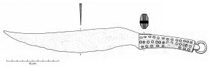 CTL-3008 - Coutelas
fer, os
Coutelas à lame incurvée, le dos formant un angle obtus avec une pointe effilée, parfois légèrement redressée; la soie plate est protégée par deux plaques d'os, de section semi-ovalaire, rivetées, ornées d'ocelles; anneau à l'extrémité proximale.