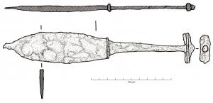 CTL-4004 - Coutelas
fer
Coutelas dont la soie plate marque un décrochement avec le dos, qui est arrondi; le manche est clairement limité par une garde et un pommeau, sous la forme d'une plaque transversale rivetée à l'extrémité de la soie.