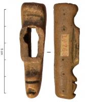 CTL-4007 - Garde de coutelas
os
Garde de forme triangulaire étirée, avec une ouverture rectangulaire pour le passage de la soie de l'arme, qui doit n'avoir comporté qu'un seul tranchant.