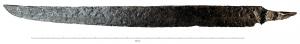 CTO-4015 - Couteau
fer
Grand couteau à longue lame (bords parallèles ou pointe effilée, éventuellement avec une cannelure le long du dos), séparée de la soie plate par une virole rapportée ; soie séparée de la lame par un décrochement.