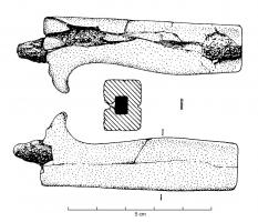 CTO-4024 - Couteau à manche en os
fer et os
Manche de couteau de section rectangulaire ; trois faces sont planes alors que la face interne présente un profil sinusoïdal avec une large butée au niveau de l'emmanchement.