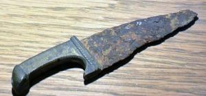 CTO-4045 - Couteau à manche coulé
fer, bronze
Couteau à manche en bronze coulé sur la soie de la lame en fer; le manche, assez court, comporte une virole marquée de bourrelets, il est de section rectangulaire et très légèrement arqué.