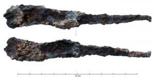 CTO-4066 - Couteau 
fer
Couteau dont la lame possede un dos courbe, un fil sinusoïdal, et dont la soie rectiligne est de section inconnue.