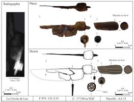CTO-4070 - Couteau à montage sur soie
fer, bois
Couteau dont le manche en bois ést fixé à la lame de section triangulaire via une soie de section rectangulaire et maintenu par une garde circulaire et creuse faisant office de virole.