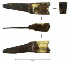 CTO-4079 - Couteau à manche en os
fer, os
Couteau à manche plein en os, large, trapu et décoré de cannelures longitudinales sur ses deux faces. La lame est à dos rectiligne, tranchant oblique convergeant vers le dos. La soie se termine par un anneau de suspension.