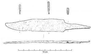 CTO-5006 - CouteauferTPQ : 450 - TAQ : 1000Couteau à dos et tranchants d'abord droits, avant de présenter un fort décrochement sur l'un ou l'autre au niveau de la pointe, qui est asymétrique. La lame est  le plus souvent séparée de la soie par un décrochement ; pas de sillon visible sur la lame.