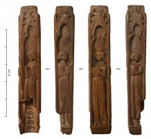 CTO-6002 - Couteau à manche figuréfer et osTPQ : 1200 - TAQ : 1300Couteau dont la soie est entièrement coiffée par un manche de section carrée, les quatre faces ornées de panneaux figurés avec des personnages, alternativement masculins et féminins, sous des arcatures trilobées.