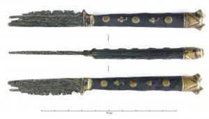 CTO-8006 - Couteau à mitrefer, bronzeTPQ : 1500 - TAQ : 1550Couteau en fer, à lame étroite, dont le manche est formé par deux appliques en bois, de section hémicirculaire, rivetées sur la soie plate; deux mitres en alliage cuivreux protègent les extrémités du manche, qui est également orné d'appliques décoratives (trèfles) entre les rivets, le tout également en alliage cuivreux.