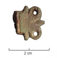 CTO-8012 - Couteau à mitrebronze, ferTPQ : 1400 - TAQ : 1600Couteau en fer, l'extrémité de la soie est protégée par une 'mitre' (capuchon coulé) en bronze, ornée de deux annelets encadrant un ergot central plus ou moins proéminent, parfois deux ergots à la base.