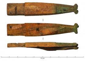 CTO-8021 - Canif à manche en osfer, bronzeTPQ : 1450 - TAQ : 1700Canif à manche fusiforme en os, deux mitres épousent les extrémités du manche : en tête, un capuchon à terminaison bilobée; au contact de la lame, une virole fixée par un clou.