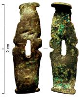 CTO-8026 - Mitre de couteaucuivreTPQ : 1500 - TAQ : 1700Plaquette en alliage cuivreux de forme quadrangulaire ; extrémités repliées vers l'intérieur ; perforation rectangulaire au centre. Il peut s'agir d'une mitre de couteau, plaquette de protection entre la lame et le manche.