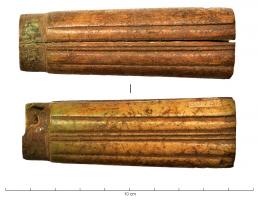 CTO-8031 - Couteau à manche canneléfer, osTPQ : 1400 - TAQ : 1700Couteau dont le manche de section ovale, légèrement évasé de la lame vers l'extrémité proximale, porte un décor de cannelures parallèles, alternativement larges et resserrées. Virole au contact du manche avec la lame.