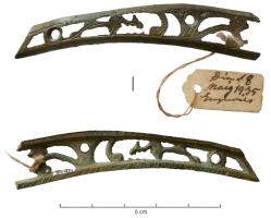 CTO-9002 - Couteau pliant à manche ajourébronze, ferTPQ : 1650 - TAQ : 1700Couteau pliant dont la lame, légèrement courbe et étroite, vient s'insérer dans un manche composé de deux plaques de bronze entièrement ajourées.