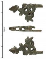 CTO-9056 - Bouterolle d'étui de couteaubronzeTPQ : 1100 - TAQ : 1300Bouterolle adoptant la forme de la pointe d'un couteau venant fermer la pointe de son étui.  Deux appendices permettent sa fixation à l'étui. Décor de trois perforations et de plusieurs incisions.