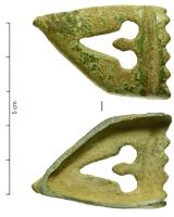 CTO-9058 - Bouterolle d'étui de couteaubronzeTPQ : 1350 - TAQ : 1700Bouterolle asymétrique, avec un côté droit épousant le dos du couteau, et un autre courbé le long du fil; bouton terminal; décor d'ajours (de formes diverses).