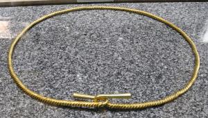 CTR-1004 - Ceinture torsadée
or
Ceinture constituée d'un seul brin torsadé avec fermeture par deux crochets à section légèrement évasée.