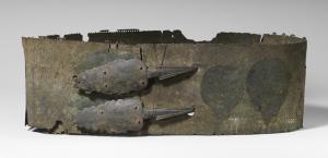 CTR-3001 - Ceinturon samnite
bronze
Large ceinture en tôle, aux bords percés de trous pour un revêtement interne cousu, et solidement refermée par deux crochets rivetés, de forme lancéolée, avec des languettes à palmettes.