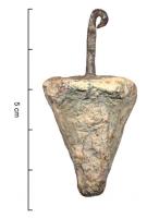 CUB-4001 - Curseur de balance
plomb
Curseur de balance de forme conique sur pointe, en plomb, équipé d'une suspension en fer ; objet de facture inégale, souvent sommaire.