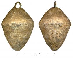 CUB-4002 - Curseur de balance
plomb
Curseur de balance biconique ou ovale en plomb, équipé d'une suspension en bronze ; objet de facture généralement sommaire.