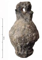 CUB-4005 - Curseur de balance coulé
plomb
Curseur de balance, coulé en plomb avec sa suspension (appendice plat percé transversalement), de forme biconique, avec souvent un bouton ou bourrelet à la base. Profil plus ou moins anguleux, avec fréquemment un décor de profondes incisions parallèles, notamment sur la partie inférieure.