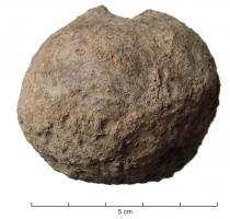 CUB-4006 - Curseur de balance
plomb
Curseur de balance subsphérique en plomb, équipé d'une suspension en fer; objet de facture généralement sommaire ; poids variable.