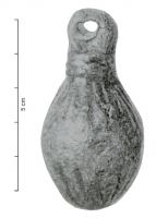 CUB-4107 - Curseur de balance coulé
plomb
Curseur de balance, coulé en plomb avec sa suspension (robuste anneau), en forme de sac renflé et plissé verticalement (outre ?); parfois, gros bouton aplati à la base; suspension coulée au sommet, généralement précédée de bourrelets. Joint du moule bivalve sur tout le pourtour.