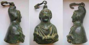 CUB-4137 - Curseur de balance : Attis
bronze
Curseur de balance en forme de jeune homme, coiffé d'un bonnet phrygien et présentant des deux mains, devant sa poitrine, des objets ronds, sans doute des fruits. Attis ?