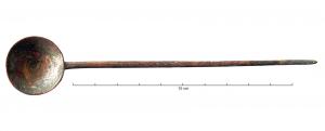 CUI-4001 - Cochlear
bronze
Cochlear (cuiller à cuilleron circulaire) de facture légère, le manche situé dans le prolongement direct du cuilleron est effilé et se termine en pointe ; le départ peut n'être souligné que de quelques incisions. Sur certains exemplaires, le manche peut être marqué de longs filets longitudinaux.