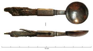 CUI-4047 - Ustensile double avec cochlear
argent
Ustensile associant un cochlear (cuiller à cuilleron circulaire), de facture lourde, et un ustensile en fer, peut-être une lame; la partie en fer est fixée sur le manche du cochlear par une fente à entrée de serrure, généralement associée à des objets chrirurgicaux.