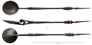 CUI-4048 - Cuiller
argent
Cochlear à cuilleron circulaire, gorge interne et motif central en forme de fleuron ; manche décalé avec une attache en forme de volute pleine ; tige en balustre interrompue par une série de moulures, avant l'extrémité effilée et pointue.