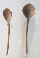 CUI-9006 - Cuiller
bois
Cuiller en étain, à simple cuilleron ovoïde ou parfois ovale ; manche filiforme, sans autre décor qu'un étranglement, parfois, à la jonction avec le cuilleron.