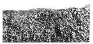 CUS-4005 - Cuirasse : cotte de mailles
fer, bronze
Cotte de mailles réalisée avec de petits anneaux de fer imbriqués les uns dans les autres. Chaque anneau ouvert est riveté sur les quatre anneaux voisins, fermés. Il est généralement admis que les cottes de mailles sont exclusivement en fer.