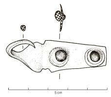 CUS-4010 - Crochet de cuirasse segmentée
bronze
Elément de cuirasse segmentée en bronze : plaque allongée en bronze, avec deux rivets de fixation (généralement entourés de cercles concentriques) et un crochet permettant de refermer la cuirasse avec un laçage.