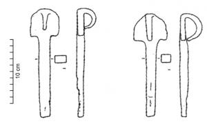CVC-4002 - Clavette de moyeu de char
fer
Clavette à tête hémi-circulaire (ou rectangulaire à sommet arrondi, à contour parfois hexagonal), avec un appendice retombant vers le bas, parfois remontant ensuite en volute pour former une boucle, destinée à assurer la fixation de la clavette, à l'aide d'un lien rattaché à la pointe qui traverse le moyeu de l'essieu.
